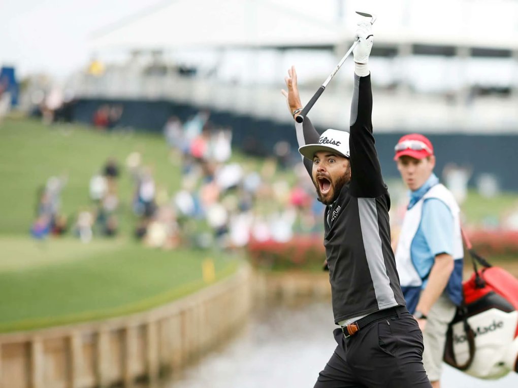 Buckley phấn khích sau điểm ace trên hố golf khét tiếng. Ảnh: AFP