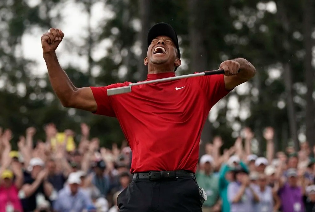 Tiger Woods mừng khi vô địch Masters trên sân Augusta, ngày 14/4/2019. Ảnh: AP